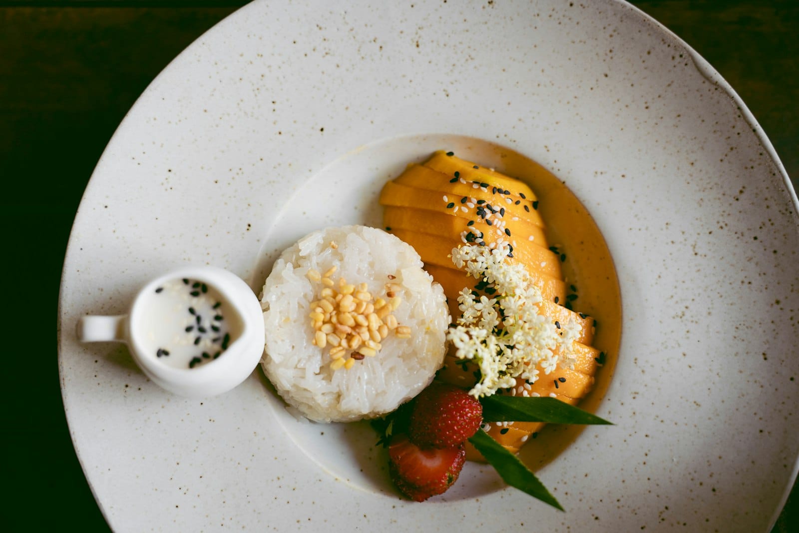 Mango sticky rice dessert